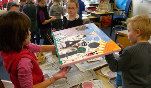 Leerlingen van de Johannes Bogerman school tonen hun schilderij